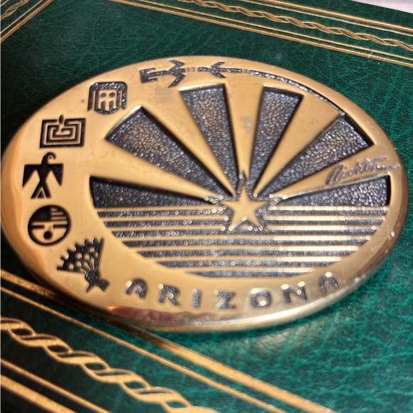 Vintage Solid Brass Arizona Collectable Belt Buckle. Artist Signed! - Picture 2 of 5